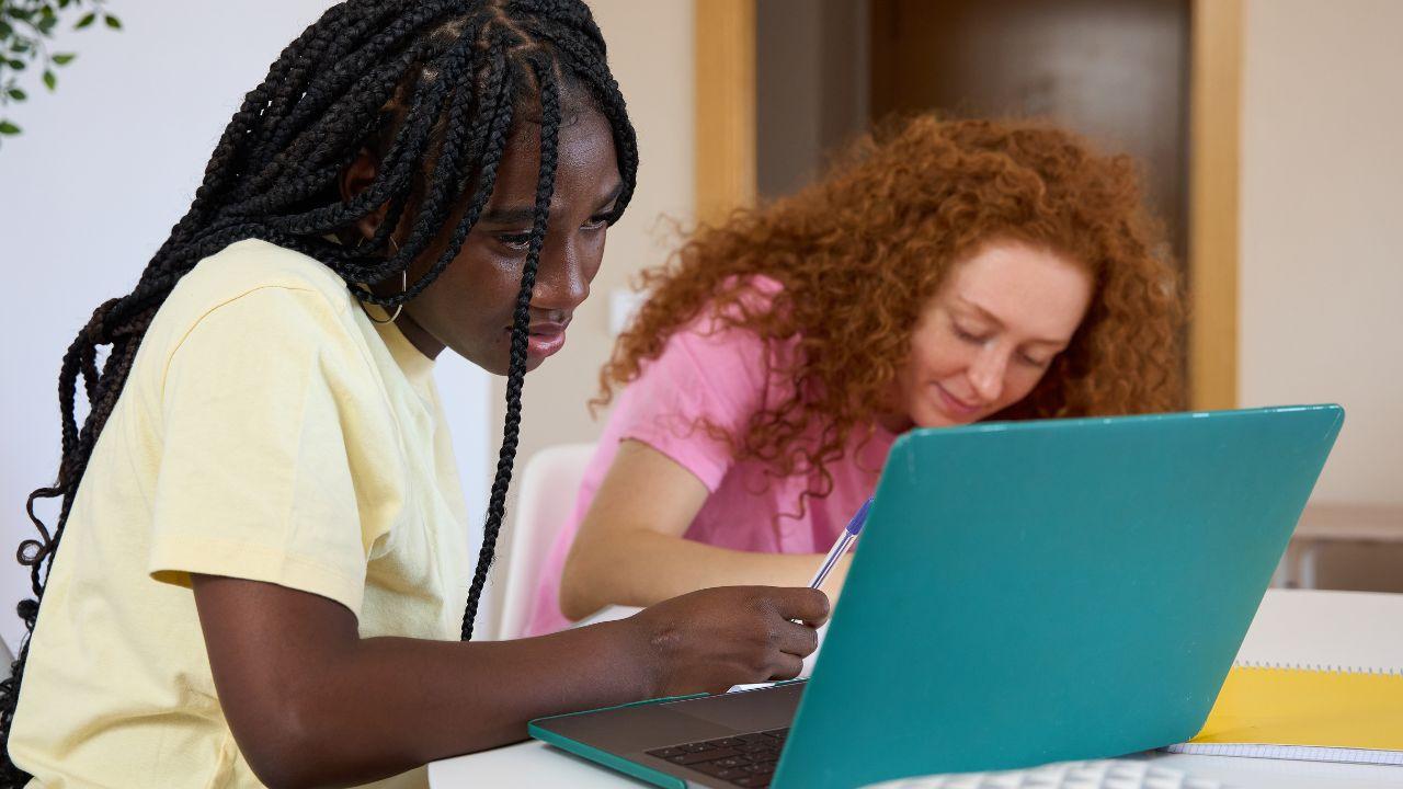 Kehidupan Mahasiswa Di Universitas Indonesia: Menyeimbangkan Akademik, Pergaulan, Dan Kesehatan