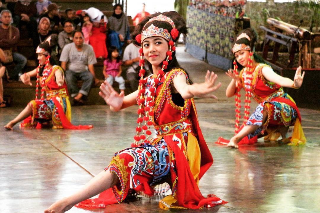 Apakah Generasi Muda Masih Menganggap Tradisi Sebagai Bagian Dari Diri Mereka?