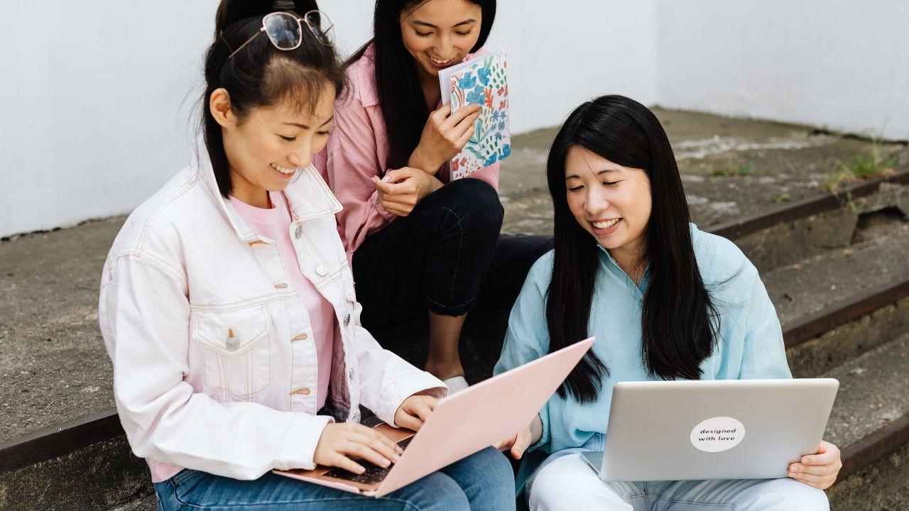 Pendidikan Di Era Digital: Tantangan Atau Peluang Bagi Sekolah Di Indonesia