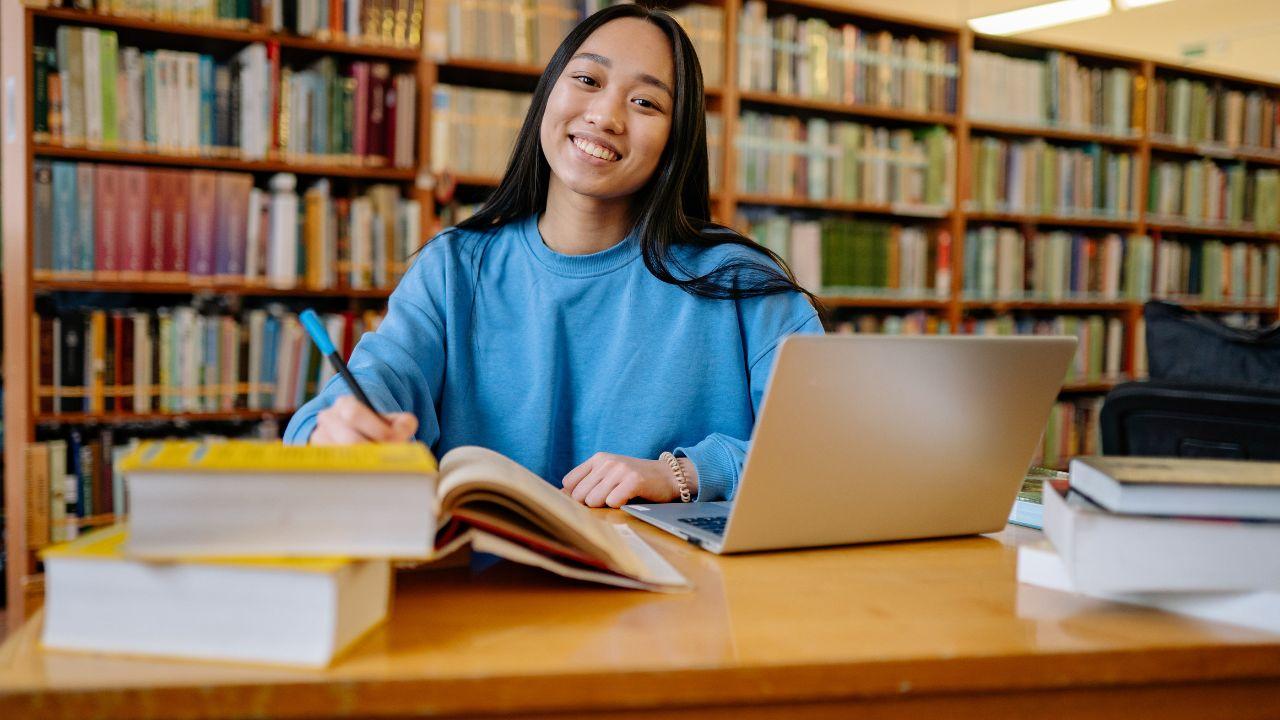 Mahasiswa Dan Pengembangan Soft Skills: Peran Organisasi, Pergaulan, Dan Kesehatan Dalam Membentuk Karakter