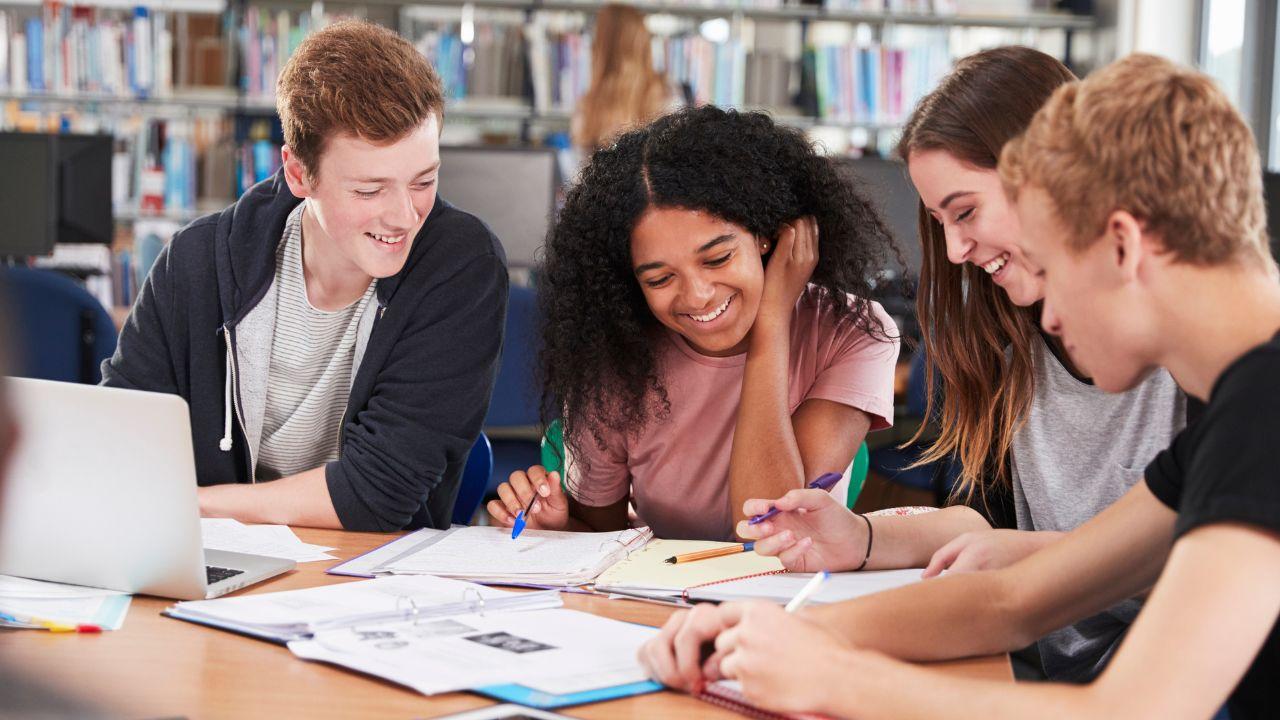 Penguatan Kepemimpinan Mahasiswa Melalui Kurikulum Adaptif Dan Pendidikan Inklusif