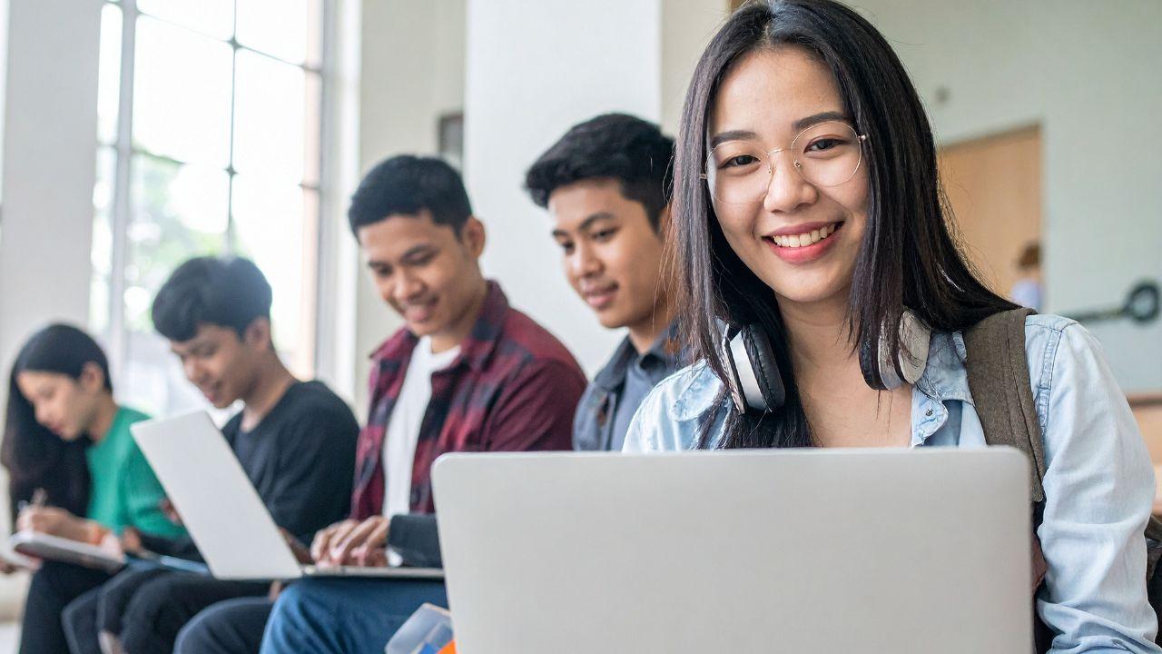 Dinamika Kehidupan Mahasiswa Indonesia: Antara Tuntutan Akademik, Sosial, Dan Pengembangan Diri