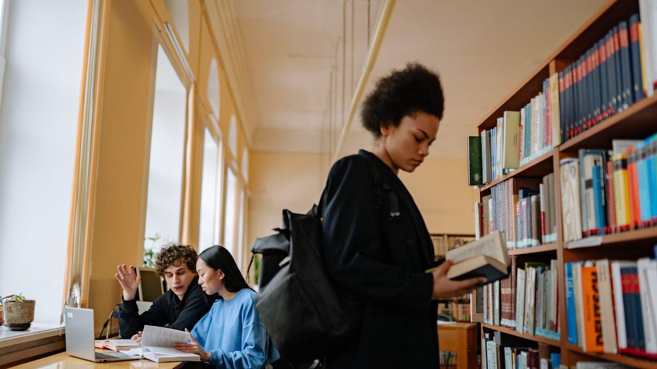 Penguatan Literasi Keuangan Mahasiswa Indonesia Untuk Menghadapi Tantangan Ekonomi Modern