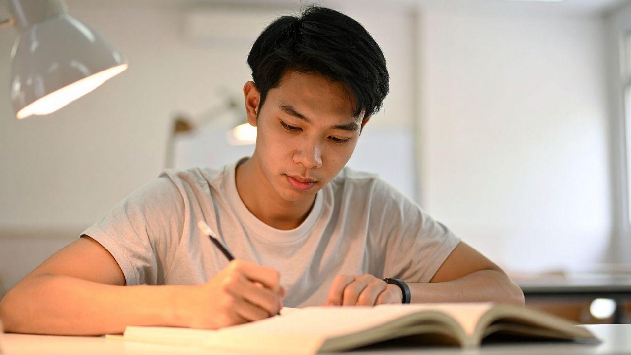 Peran Strategis Mahasiswa Dalam Menguatkan Pendidikan Karakter Di Lingkungan Kampus