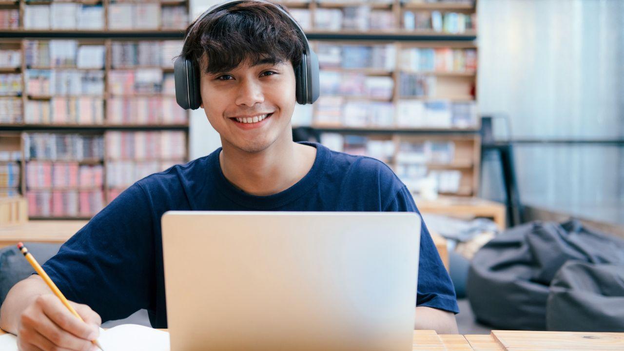 Kehidupan Mahasiswa Universitas Indonesia Sebagai Proses Pembentukan Jati Diri