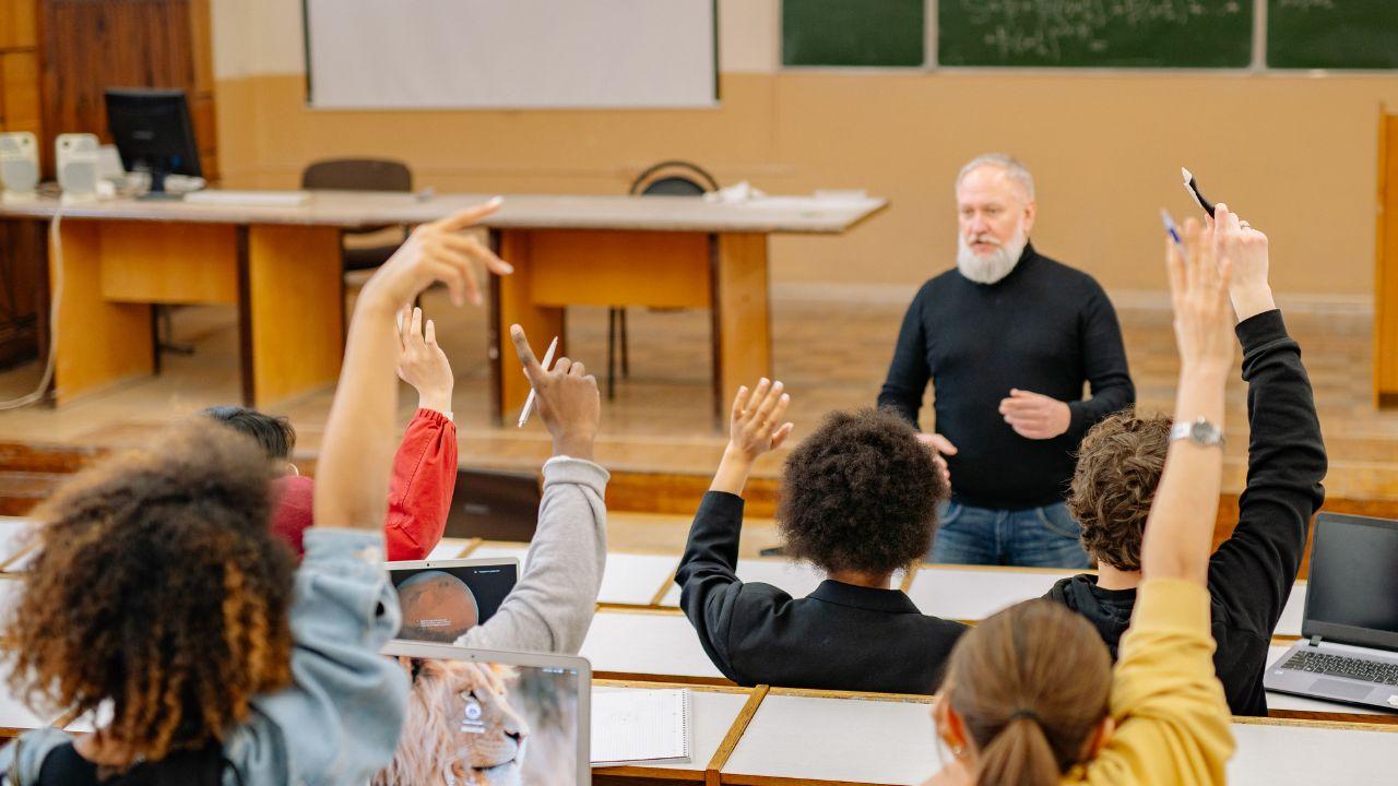 Mahasiswa Dan Pentingnya Menjaga Keseimbangan Hidup Antara Akademik Dan Sosial