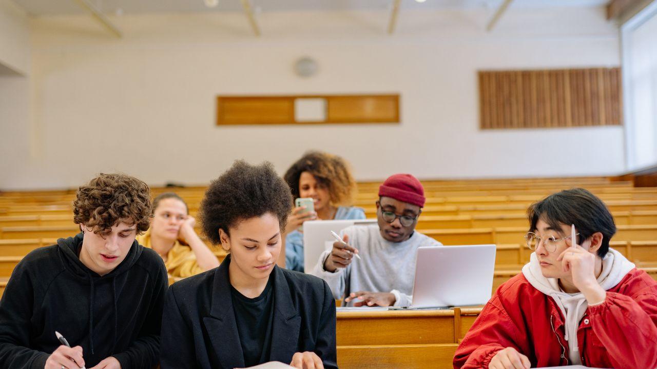 Mahasiswa Dan Pengaruh Lingkungan Pertemanan Terhadap Prestasi Akademik