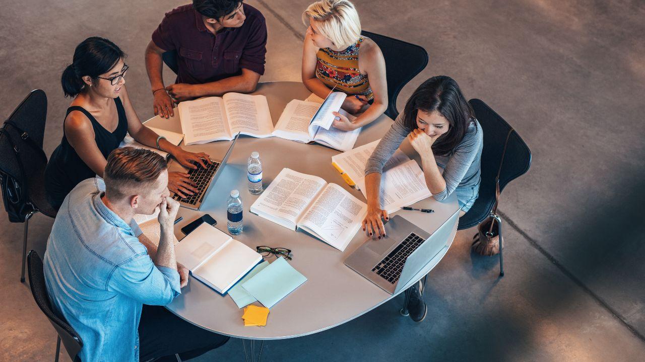 Mahasiswa Dan Tantangan Menjaga Kesehatan Mental Di Tengah Tekanan Akademik