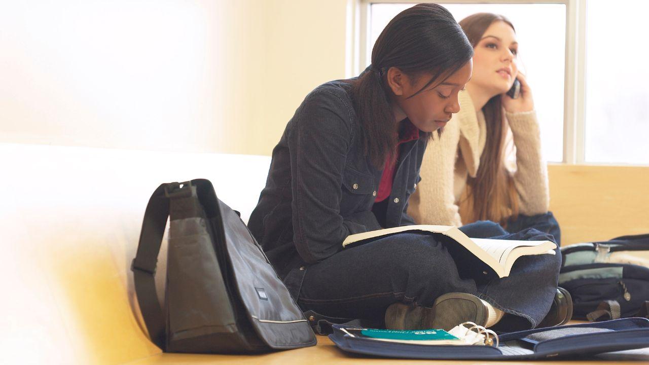 Peran Dosen Dalam Pembinaan Akademik Dan Karakter Mahasiswa