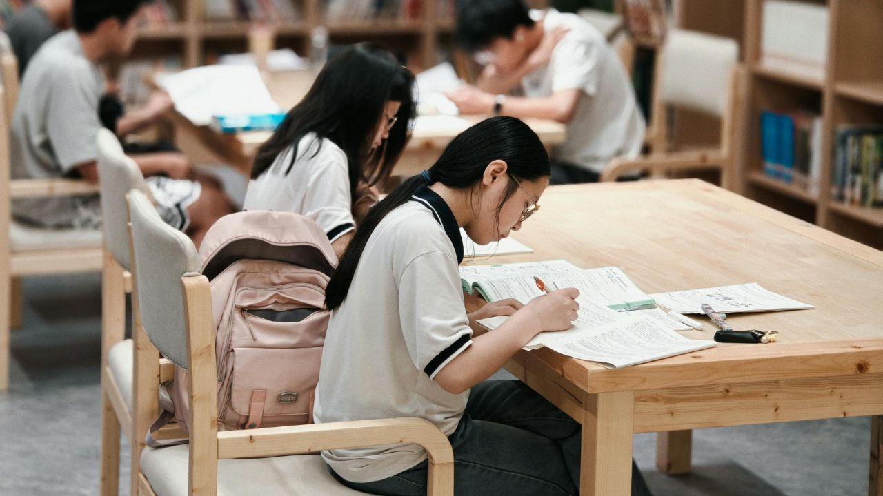 Mahasiswa Indonesia Dan Peran Dosen Dalam Meningkatkan Kualitas Belajar