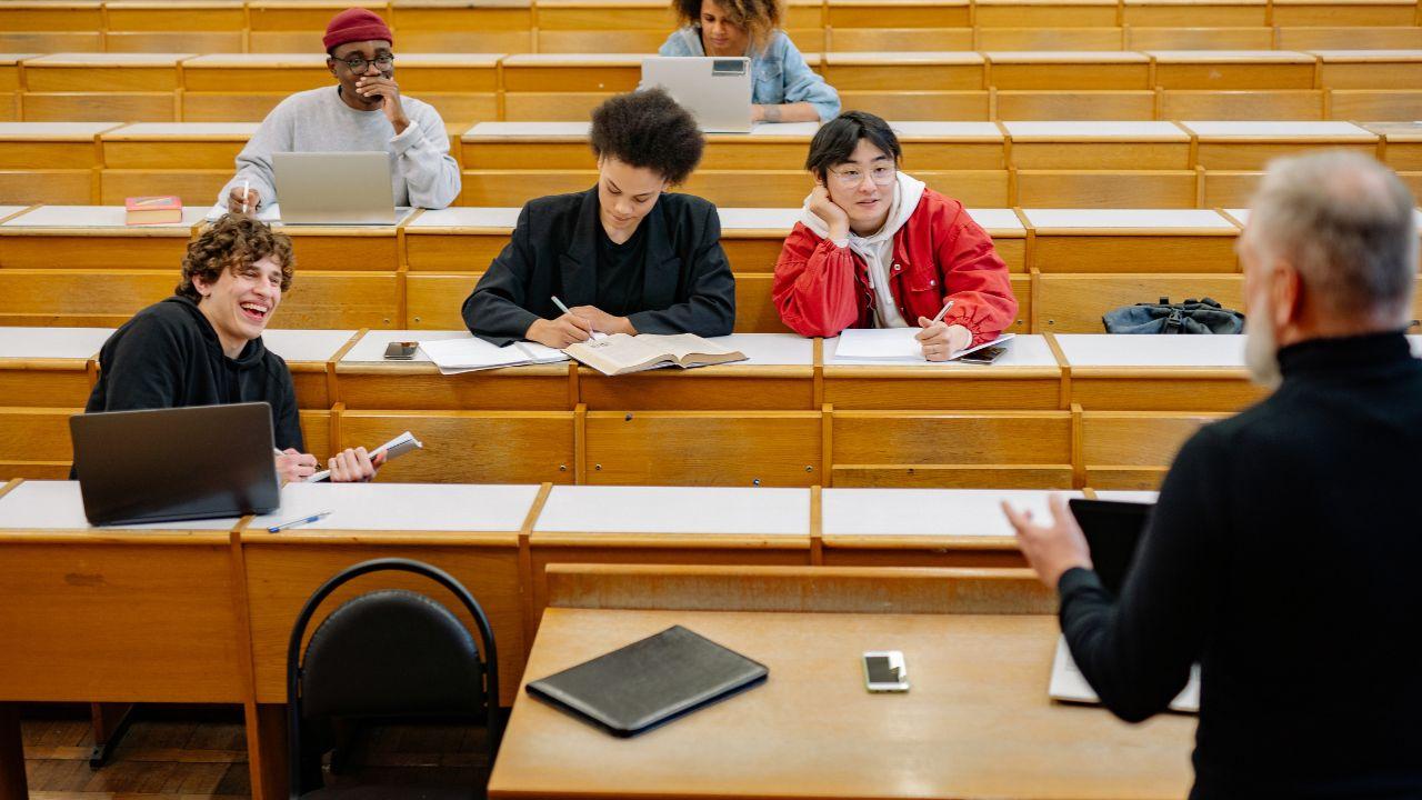 Mahasiswa Indonesia Dan Peran Universitas Dalam Menumbuhkan Budaya Akademik Yang Sehat