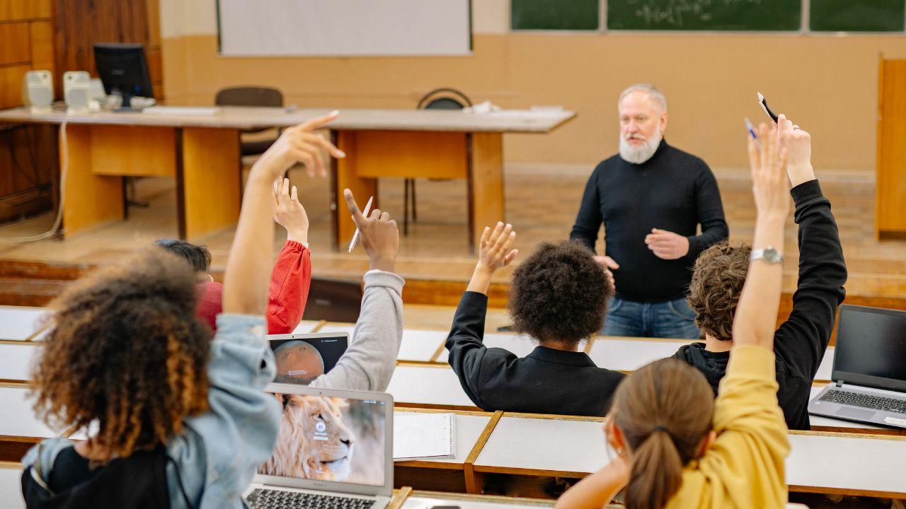 Mahasiswa Indonesia Dan Peran Universitas Dalam Membangun Kepemimpinan Muda