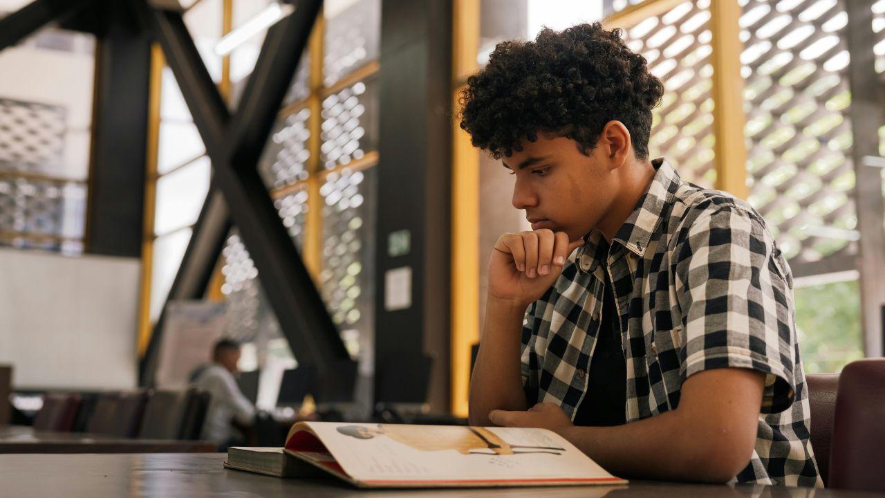 Mahasiswa Indonesia Dan Peran Universitas Dalam Mendorong Literasi Akademik