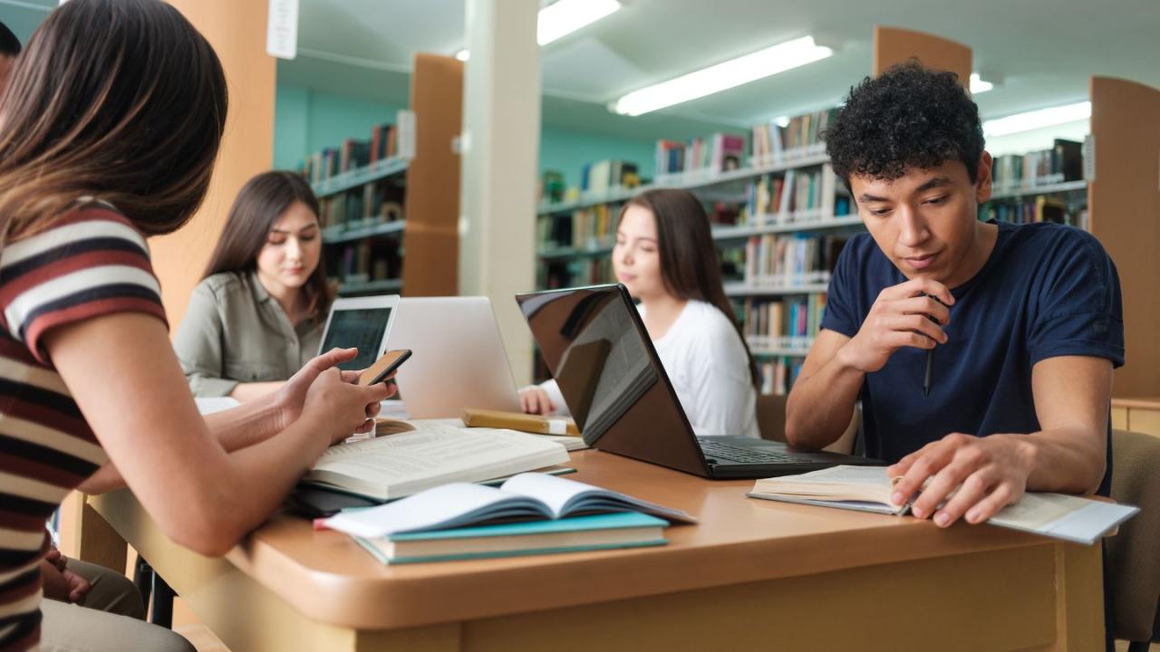 Kehidupan Sosial Mahasiswa Dan Perannya Dalam Menciptakan Lingkungan Kampus Sehat