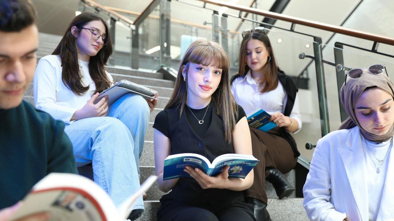 Mahasiswa Perantau Dan Proses Adaptasi Di Lingkungan Universitas