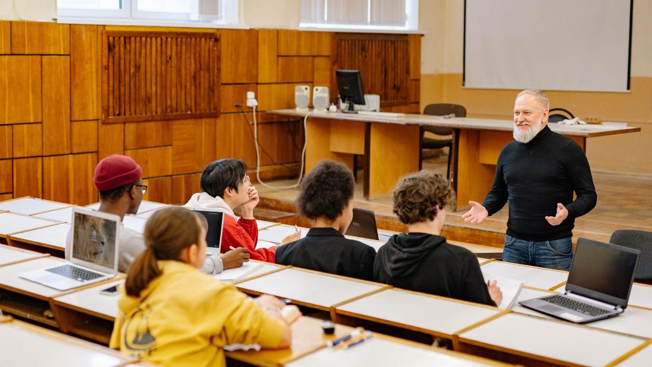 Membentuk Mahasiswa Unggul Melalui Pendidikan, Organisasi, Dan Kesejahteraan Kampus