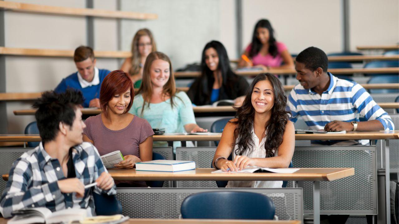 Dari Ruang Kelas Ke Masyarakat: Peran Mahasiswa Dalam Ekosistem Pendidikan Tinggi