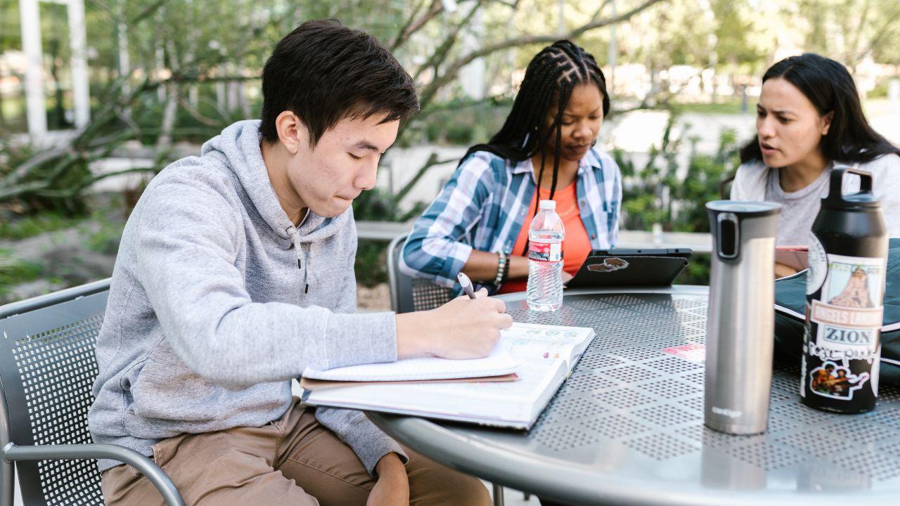 Adaptasi Mahasiswa Terhadap Sistem Pembelajaran Modern Di Universitas Indonesia