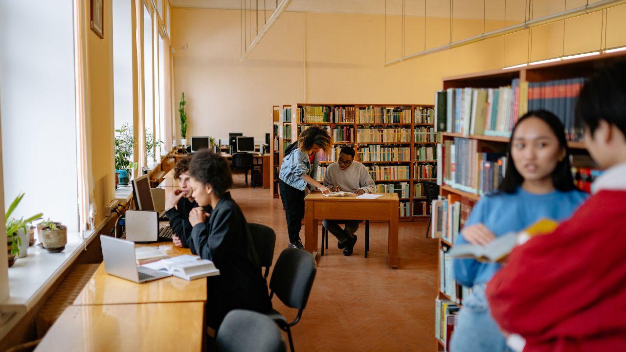 Hidup Mahasiswa: Dinamika Antara Kelas, Organisasi, Dan Kehidupan Pribadi