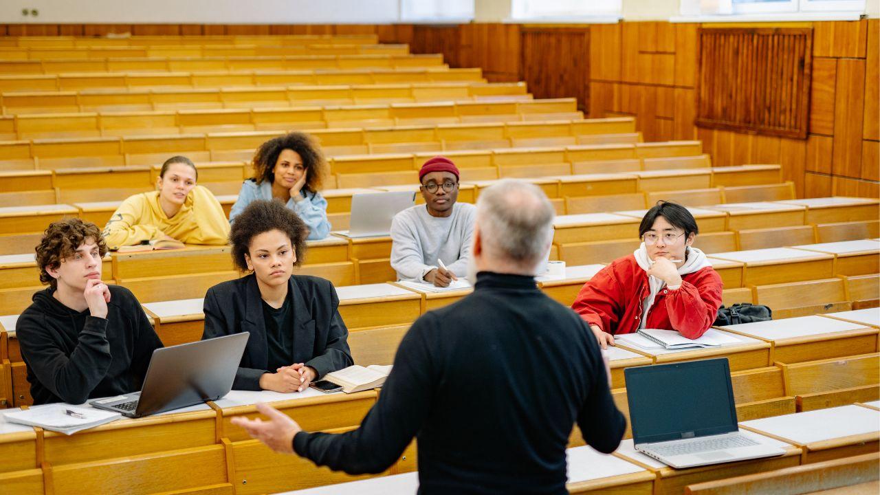 Mahasiswa Indonesia: Menjaga Ritme Hidup Di Tengah Kesibukan Kampus