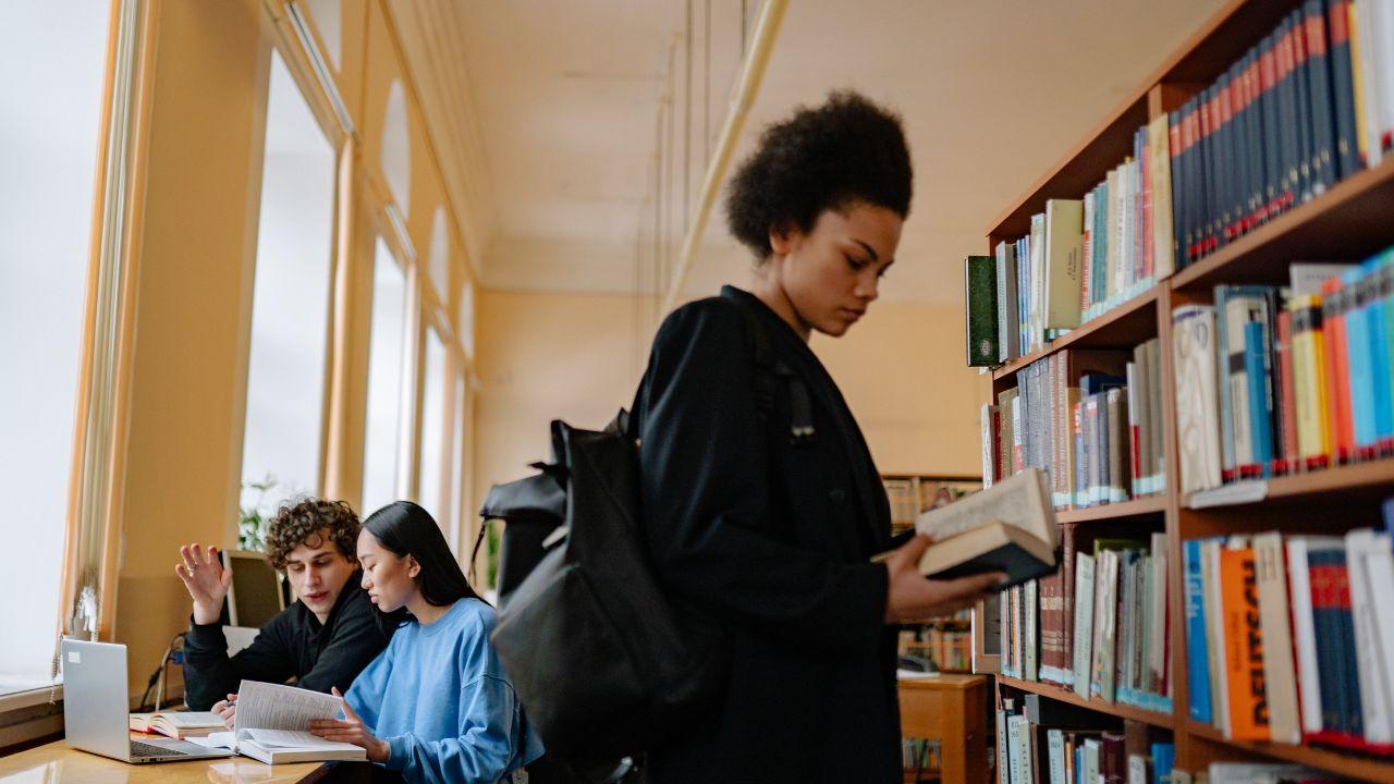 Mahasiswa Di Era Modern: Menyeimbangkan Kuliah, Sosial, Dan Kesehatan