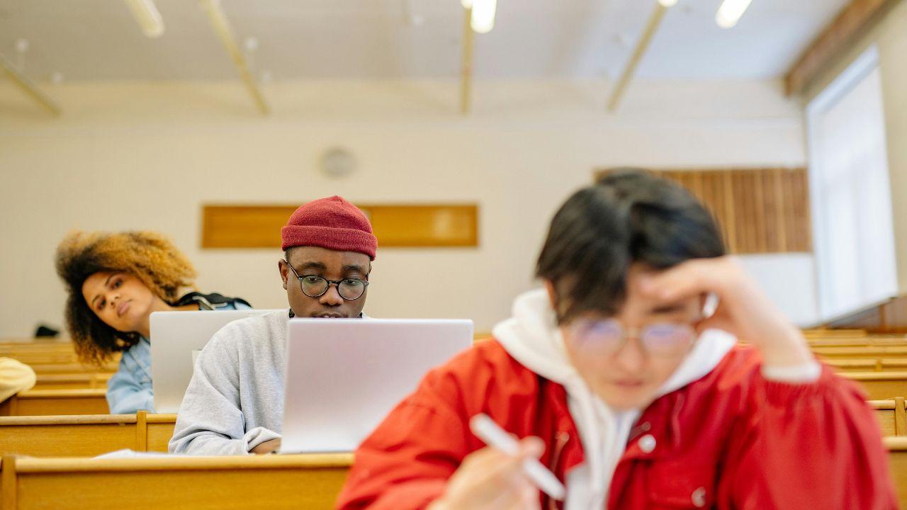 Mahasiswa Indonesia: Dinamika Akademik, Sosial, Dan Kesehatan Mental