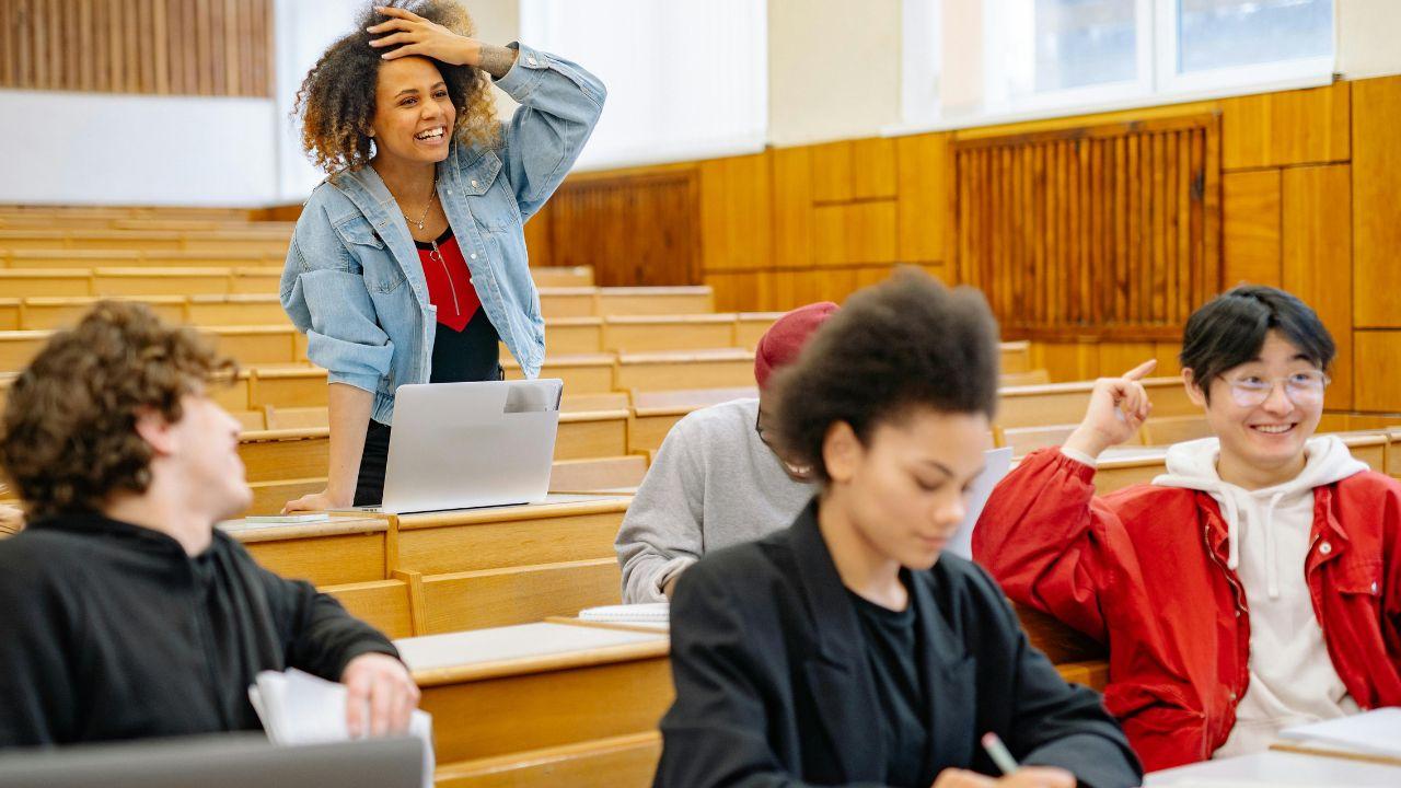 Mahasiswa Adaptif: Menghadapi Kurikulum Dan Pembelajaran