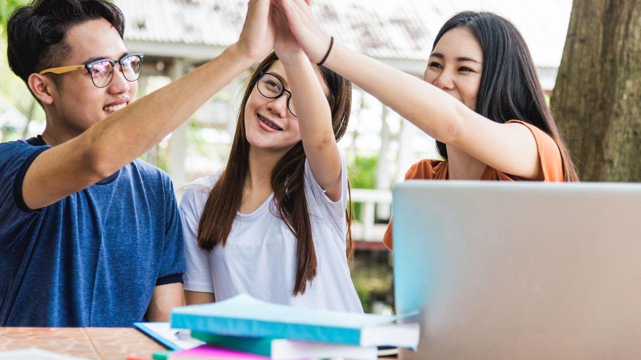 Mahasiswa Indonesia: Menyeimbangkan Akademik, Sosial, Dan Kesehatan Di Era Modern