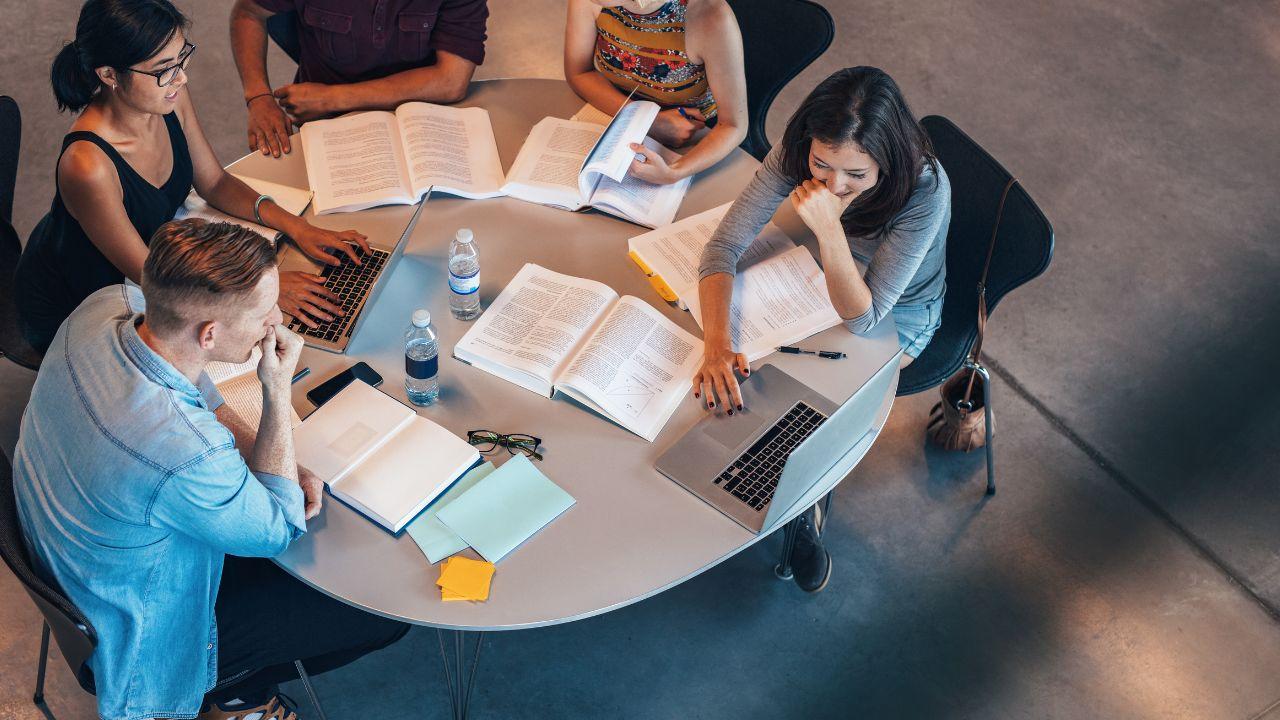 Aktivitas Kampus Dan Tantangan Keseharian Mahasiswa