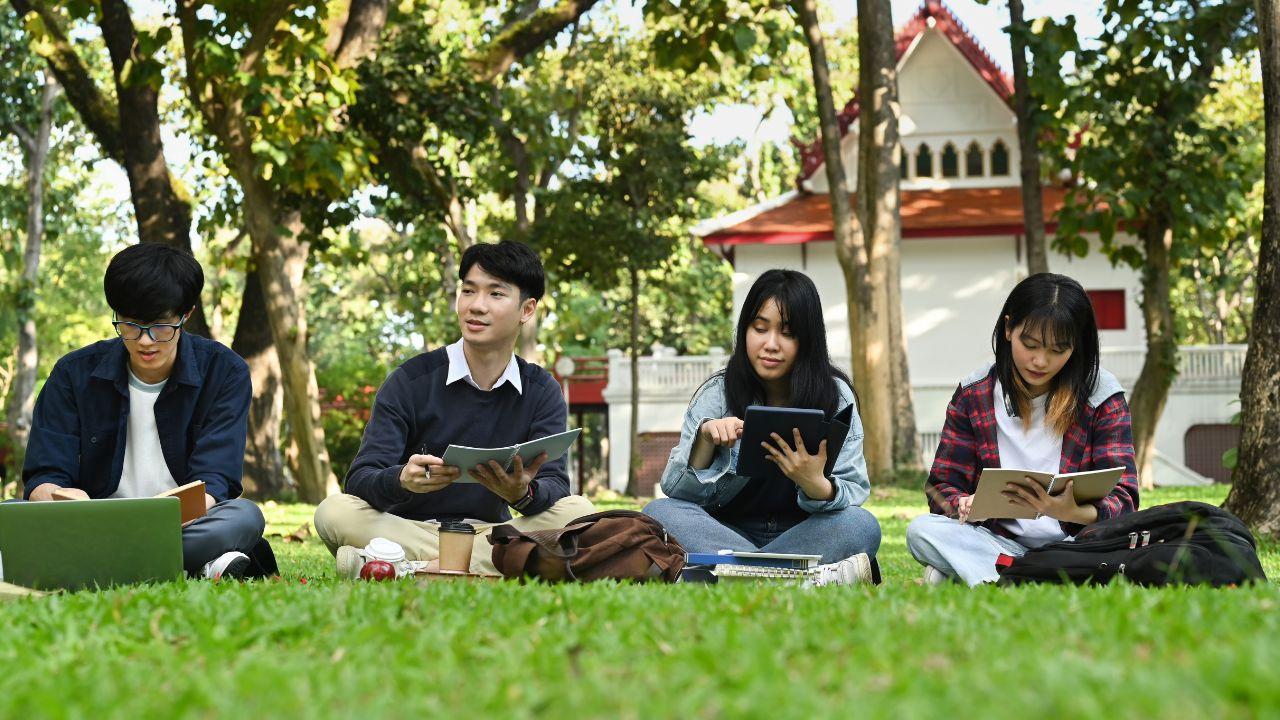 Meniti Masa Depan Dari Bangku Kuliah: Antara Prestasi Akademik Dan Keseimbangan Hidup