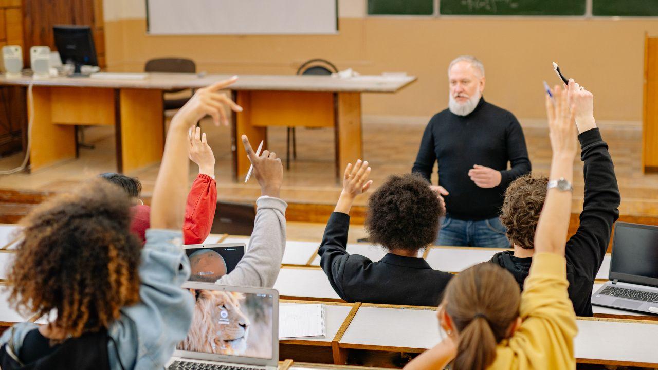 Mahasiswa Di Era Pendidikan Modern: Menata Prestasi Dan Keseimbangan Hidup