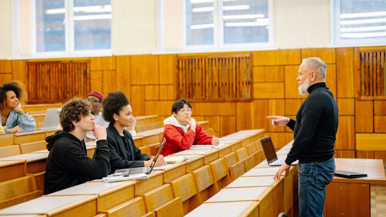 Membangun Jati Diri Mahasiswa Melalui Pendidikan Dan Kehidupan Kampus
