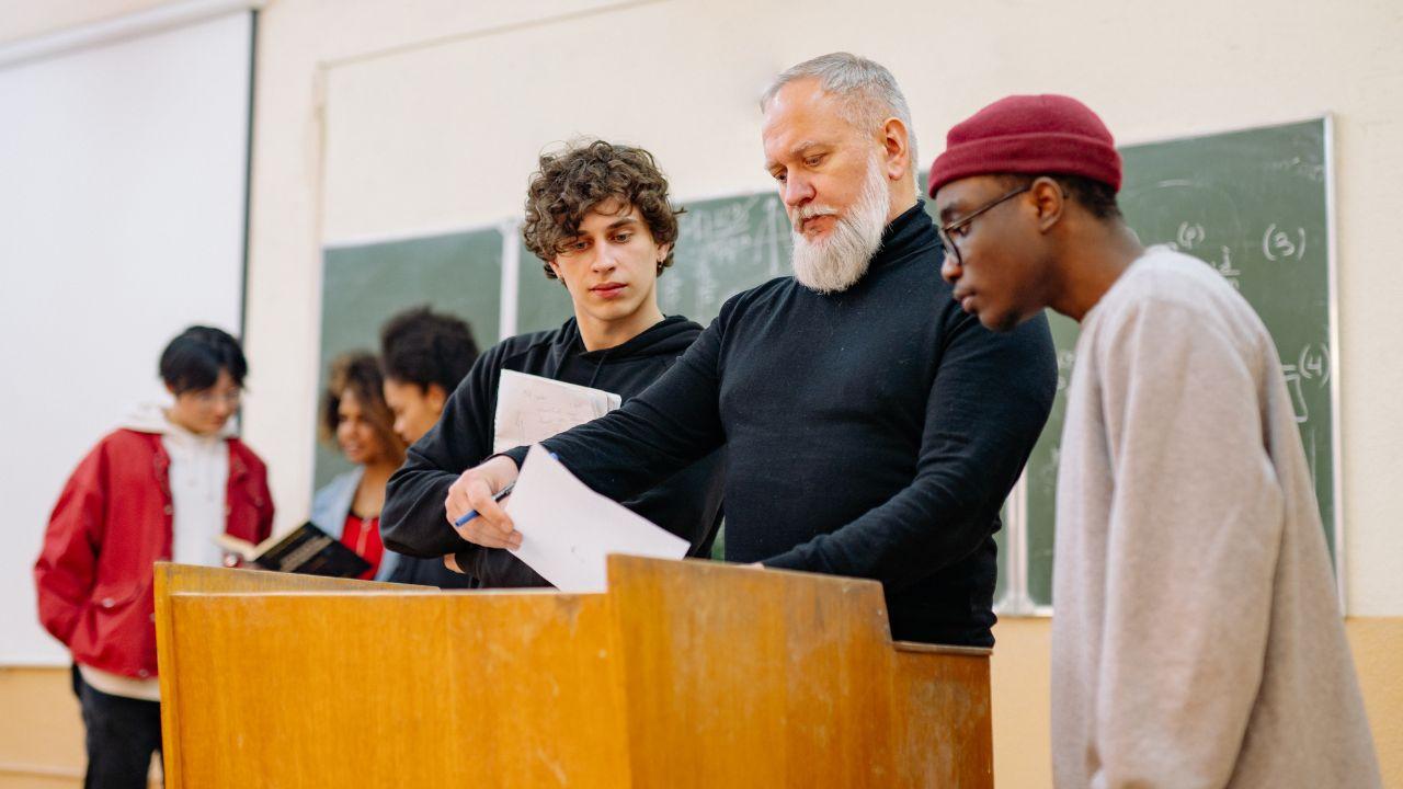 Mahasiswa Dalam Arus Akademik, Sosial, Dan Kesehatan Kampus