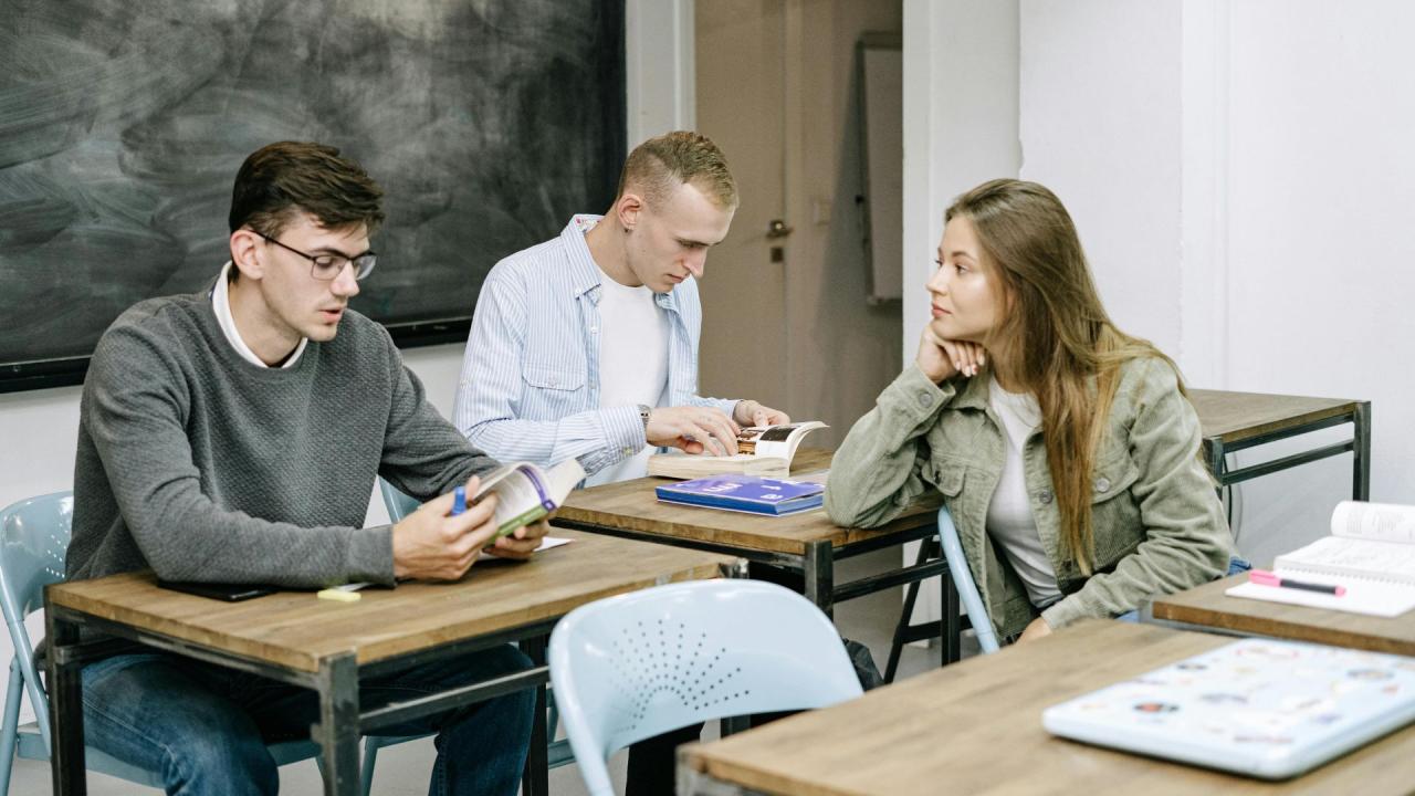 Menyelaraskan Akademik Dan Kehidupan Sosial: Tantangan Mahasiswa Di Perguruan Tinggi