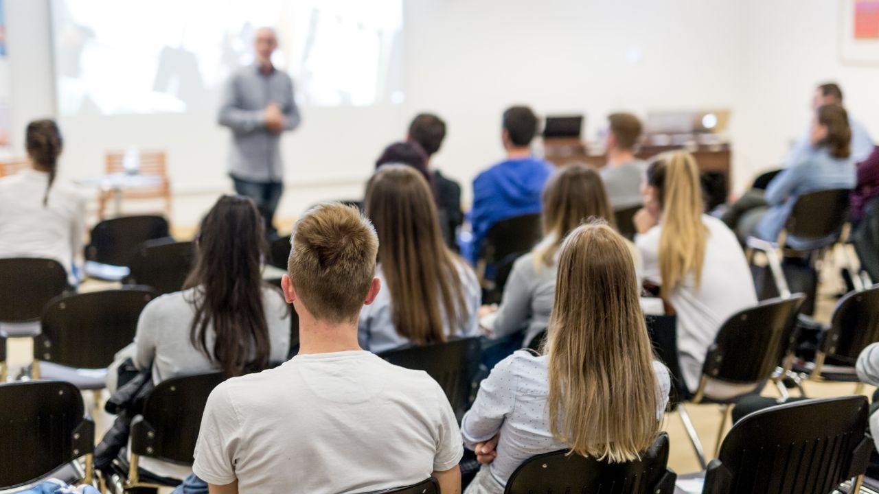 Mahasiswa Dan Seni Bertahan Di Tengah Ketidakpastian Masa Depan