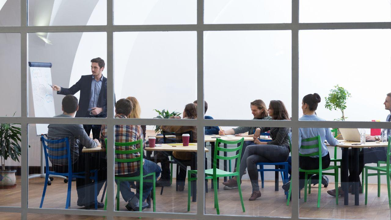 Kehidupan Mahasiswa Indonesia: Menjaga Keseimbangan Di Tengah Tekanan Akademik Dan Sosial