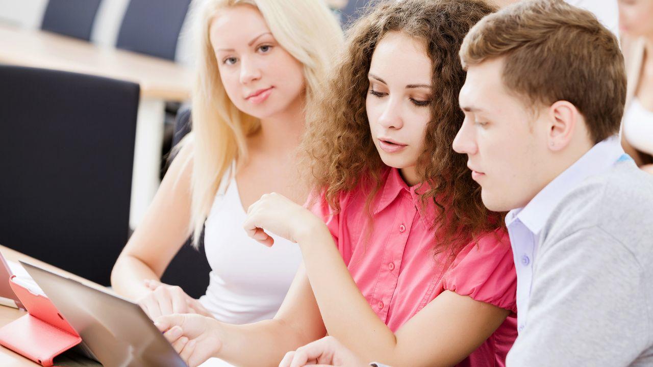 Menjadi Mahasiswa Di Indonesia: Antara Idealitas Kampus Dan Realitas Kehidupan