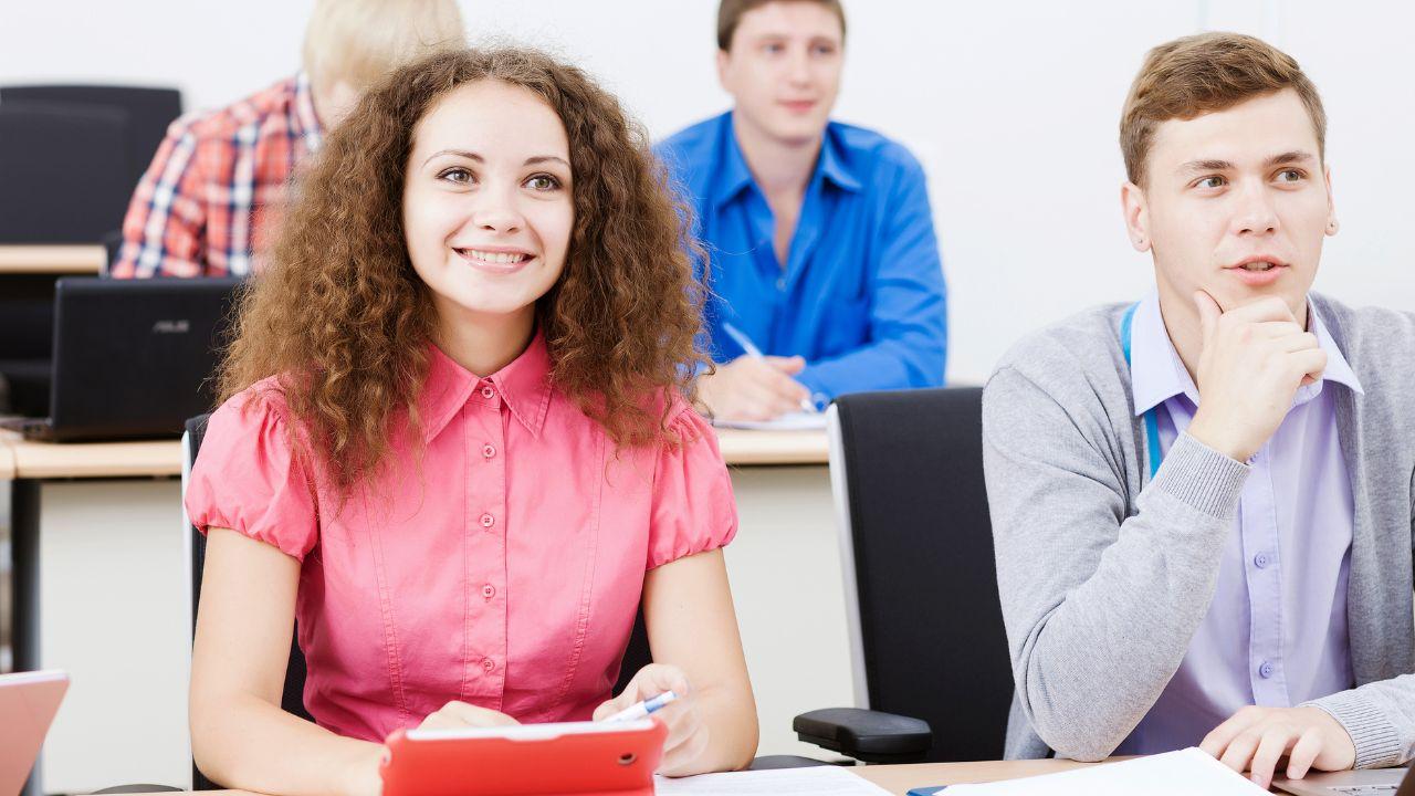Merangkai Masa Depan Di Bangku Kuliah: Tantangan Dan Harapan Mahasiswa Indonesia