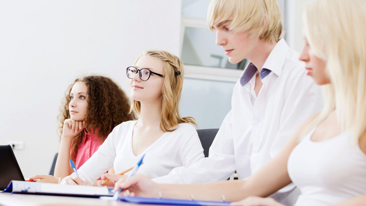 Menghadapi Tekanan Dan Tumbuh Bersama: Potret Kehidupan Mahasiswa Indonesia