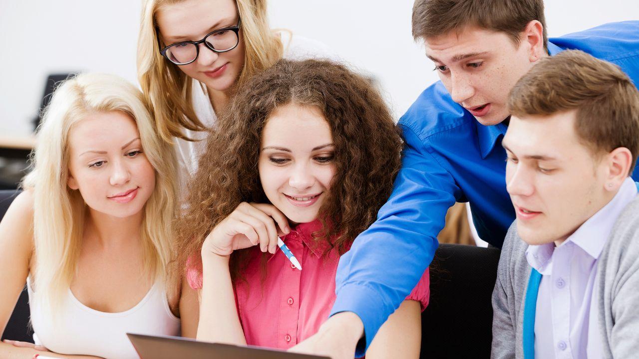 Kampus Sebagai Arena Belajar Hidup: Mahasiswa Indonesia Menyeimbangkan Segalanya