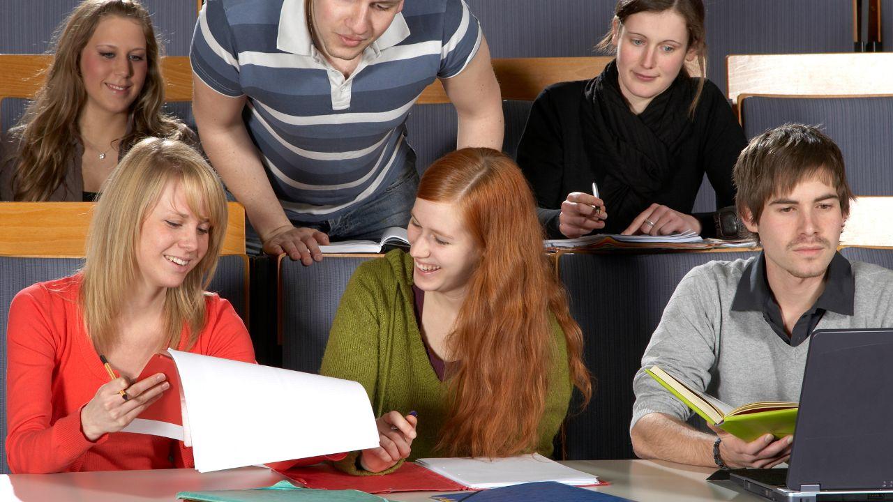 Mahasiswa Dan Keseimbangan Hidup: Antara Akademik, Prestasi, Dan Sosial