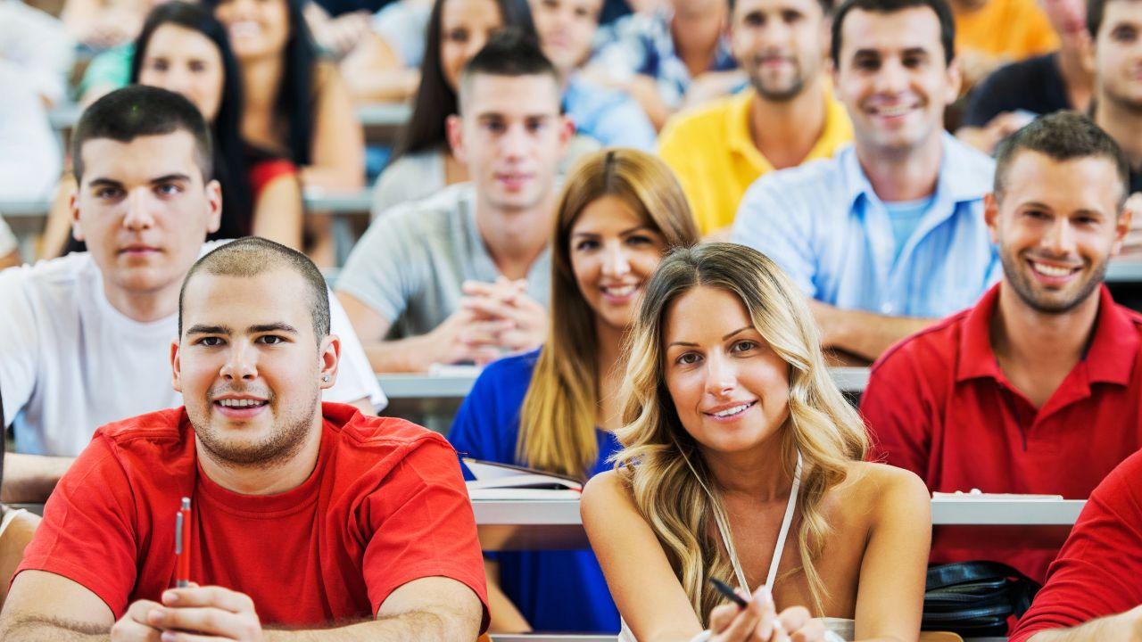 Kehidupan Mahasiswa: Menyeimbangkan Akademik, Prestasi, Dan Kesehatan Mental