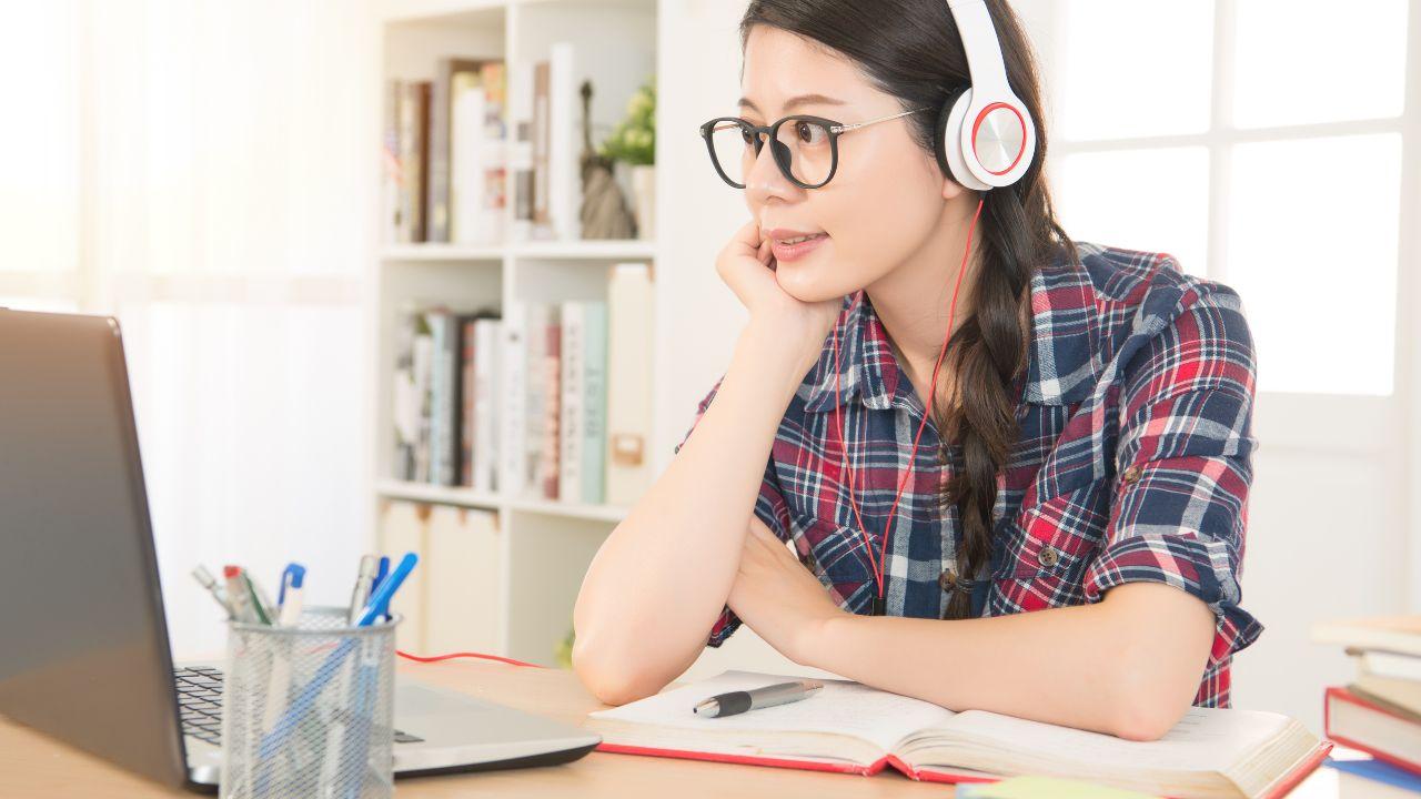 Mahasiswa Indonesia Dan Realitas Hidup Mandiri: Dari Keuangan Hingga Kesehatan Mental