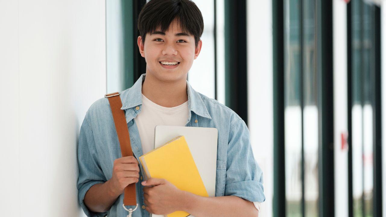 Kehidupan Mahasiswa Di Indonesia: Proses Belajar Menuju Kedewasaan Akademik Dan Sosial