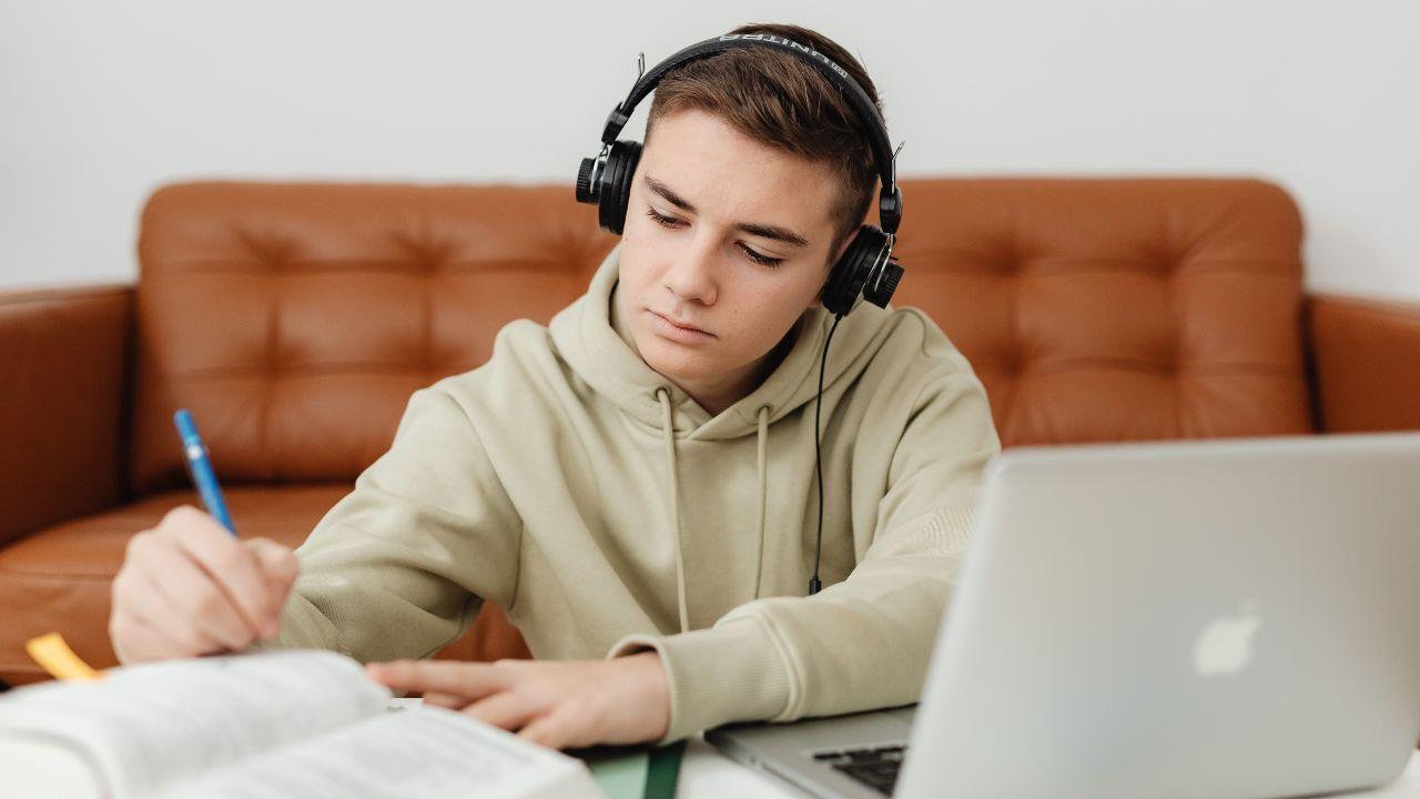 Kehidupan Mahasiswa Di Perguruan Tinggi: Membangun Akademik, Karakter, Dan Kesehatan Secara Seimbang