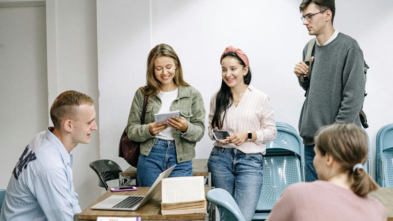 Mahasiswa Dan Kesiapan Karier: Menjembatani Dunia Akademik Dan Dunia Kerja