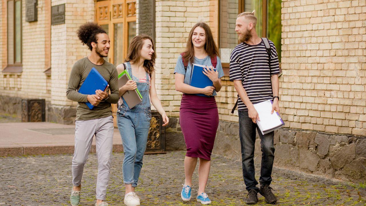 Mahasiswa Di Tengah Tekanan Prestasi: Menjaga Nilai Akademik, Relasi Sosial, Dan Kesehatan Mental