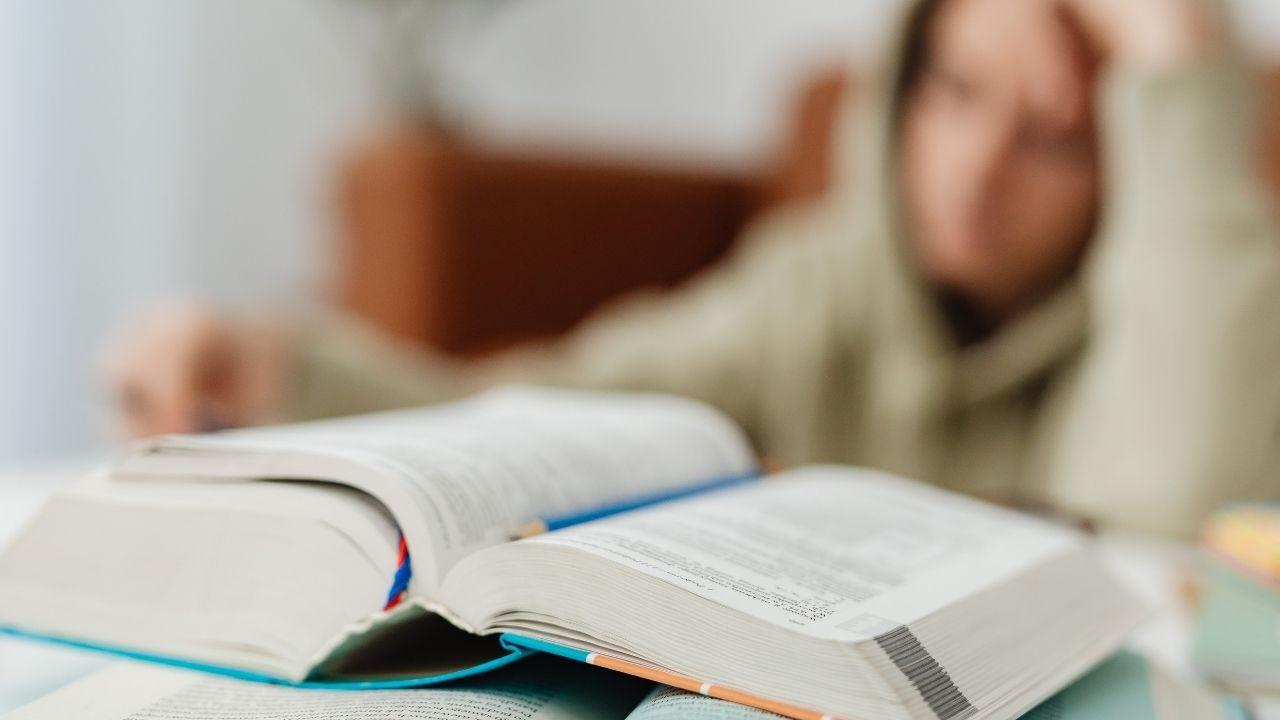 Mahasiswa Dan Kemandirian Finansial: Dampaknya Terhadap Akademik, Relasi Sosial, Dan Kesehatan