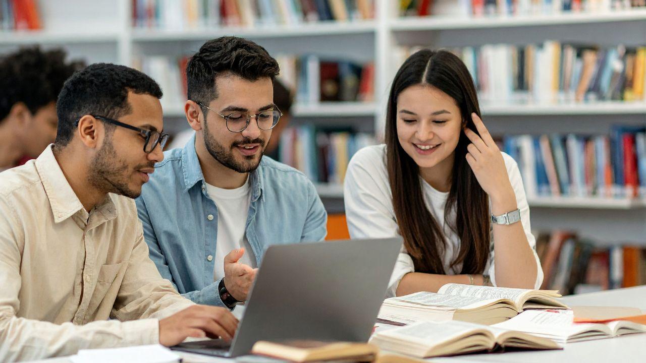 Dinamika Kehidupan Mahasiswa Perantau: Tantangan Akademik, Sosial, Dan Kesehatan