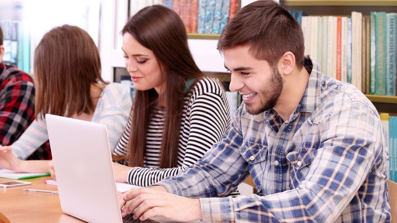 Mahasiswa Dan Budaya Belajar: Membentuk Pola Akademik Yang Sehat Dan Berkelanjutan